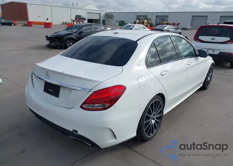 2018 Mercedes-Benz C 300 z USA, uszkodzony, nr VIN 55SWF4JB2JU241494